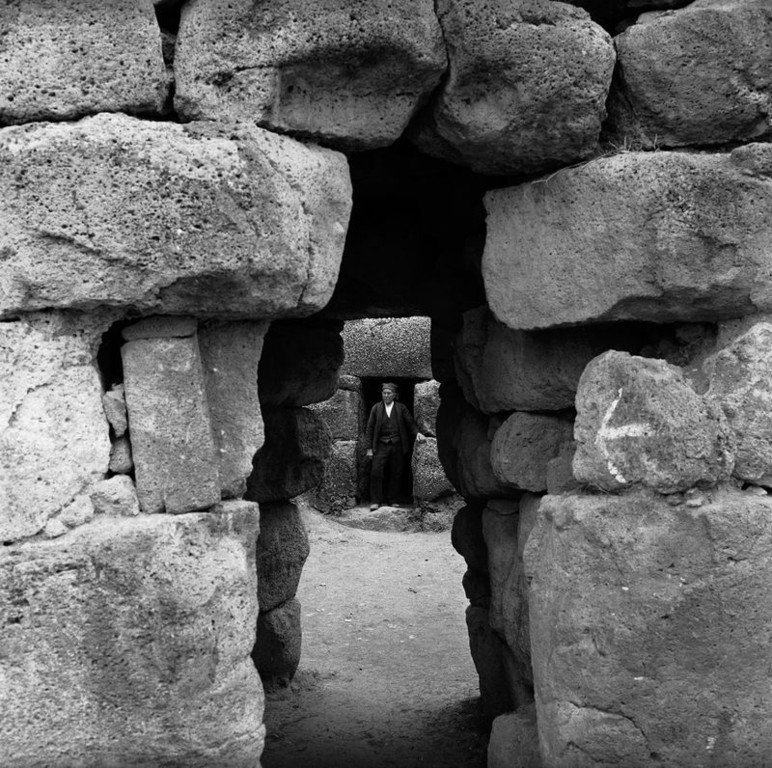28.Il celebre Nuraghe Santu Antine situato a Torralba in provincia di Sassari. Sardegna 1956. Jean Dieuzaide