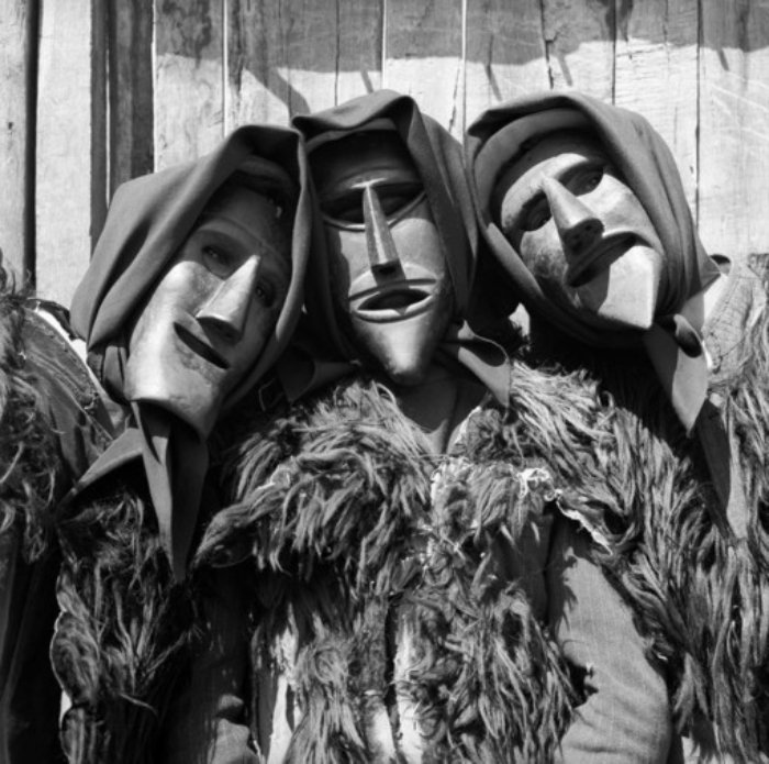 35.I tradizionali Mamuthones di Mamoiada con le loro caratteristiche maschere di legno scuro.Sardegna 1956. Jean Dieuzaide