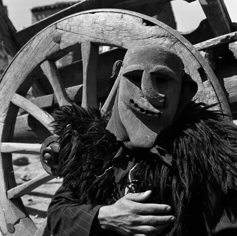 36.Un Merdule una maschera tradizionale di Ottana in Sardegna 1956. Jean Dieuzaide