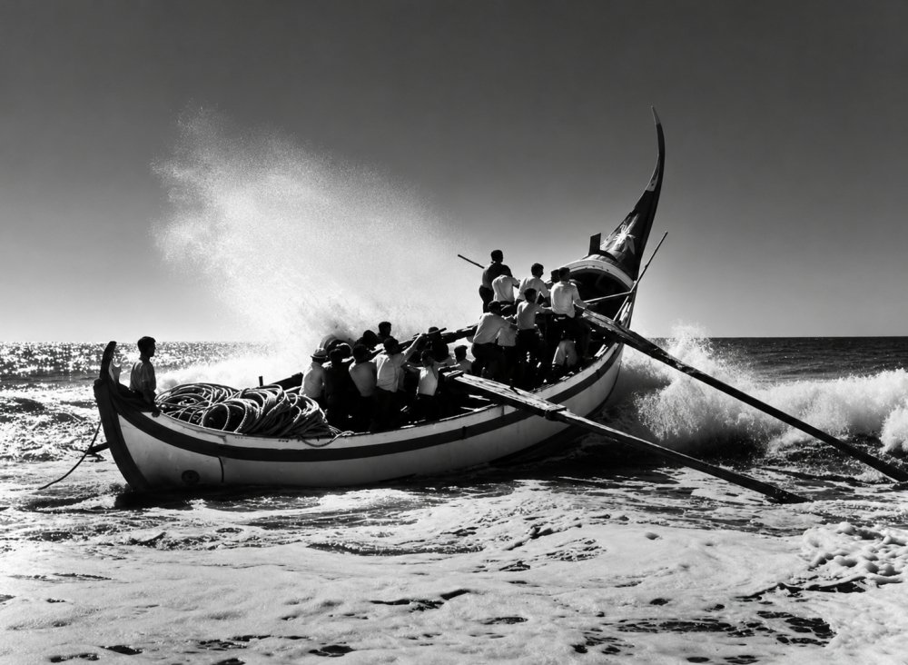 38.Barque lune o Pecheur a Aveiro 1954 Portogallo. Foto Jean Dieuzaide