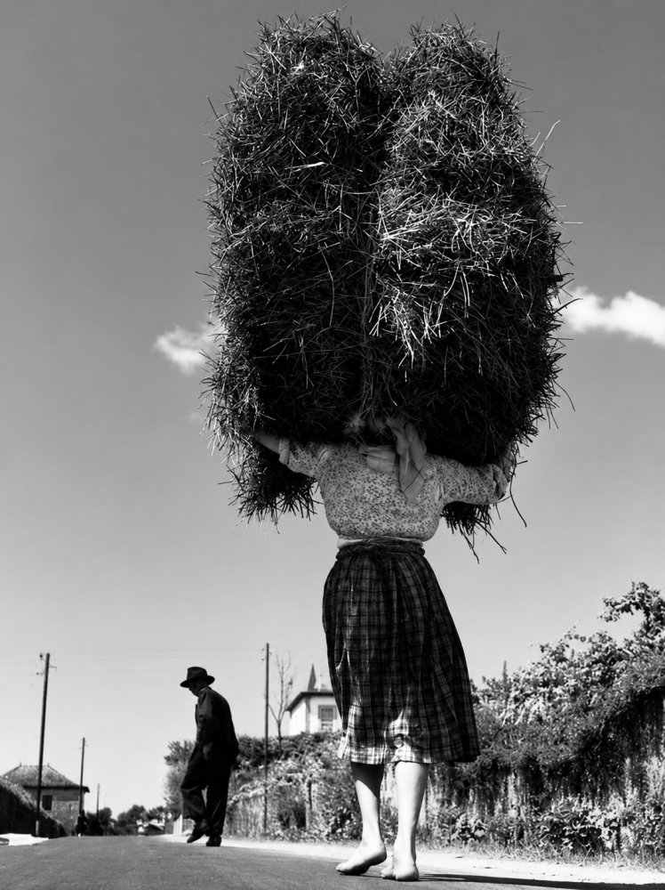 41.Viana Minho Portogallo 1954. Foto Jean Dieuzaide