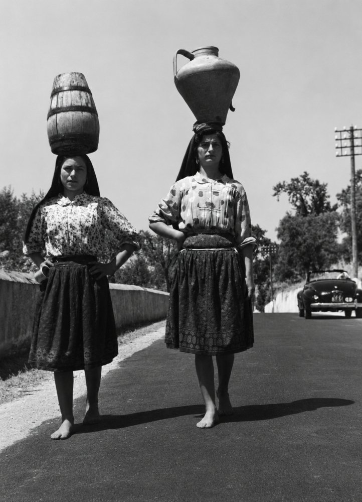 42.Donne rurali alla periferia di Lisbona 1953 1954. Foto Jean Dieuzaide
