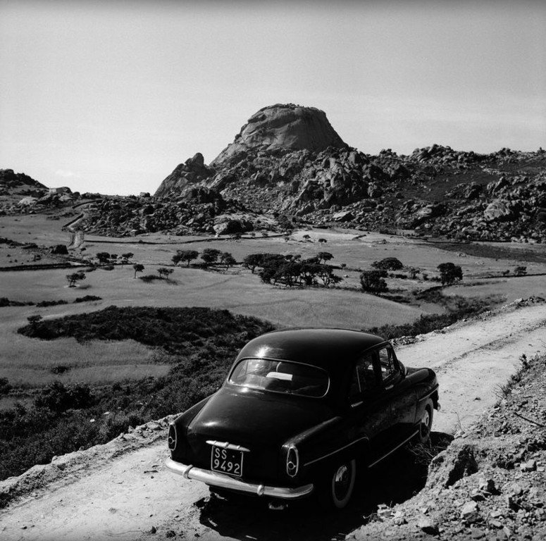 49.Una Fiat 1400 sulla strada per Sassari. Sardegna 1956. Jean Dieuzaide