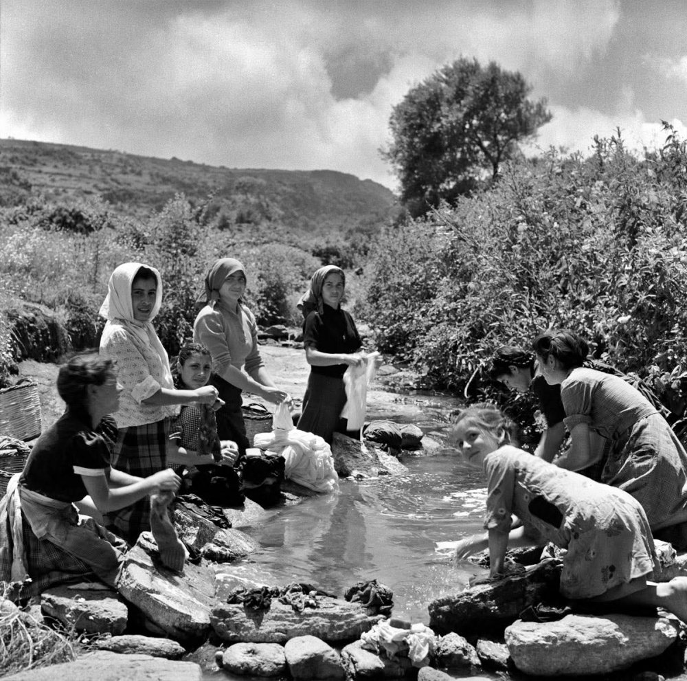 7.Donne e bambini intenti a lavare i panni a mano nel fiume Sardegna localita specifica non identificata Jean Dieuzaide1956