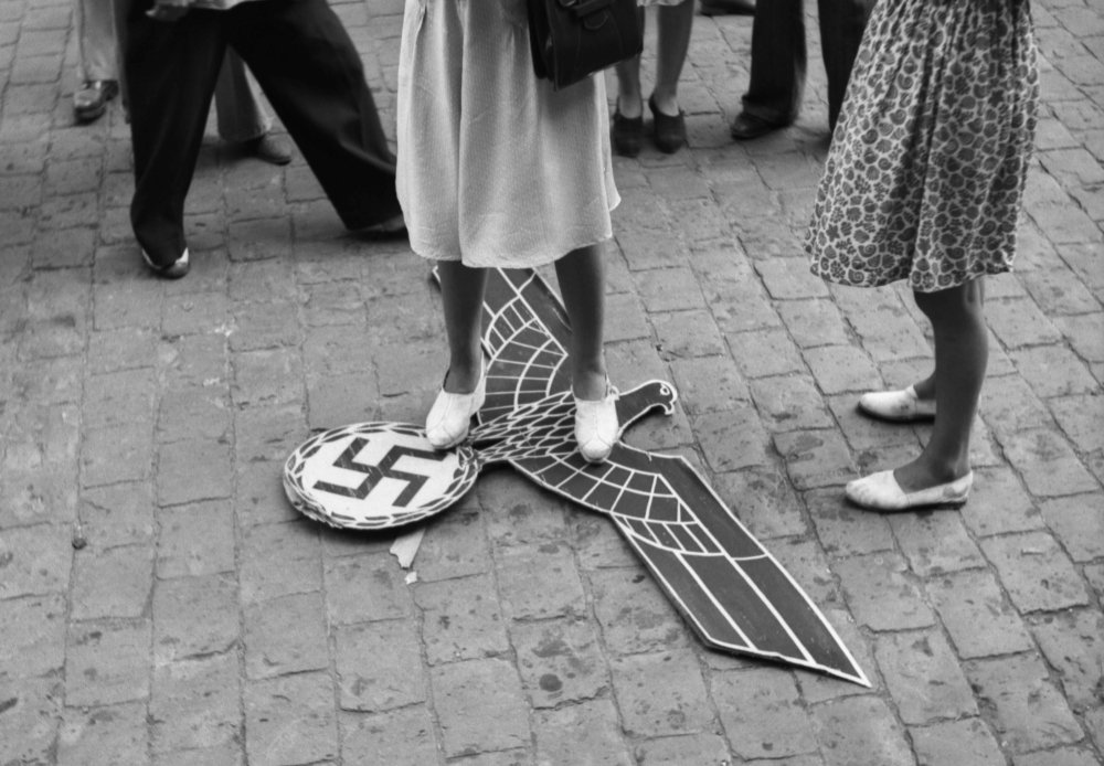 8.La fin dun aigle 2– Tolosa Place Wilson 19 agosto 1944. Alcuni uomini afferrano e smalntellano laquila nazista con la svastica. Jean Dieuzaide