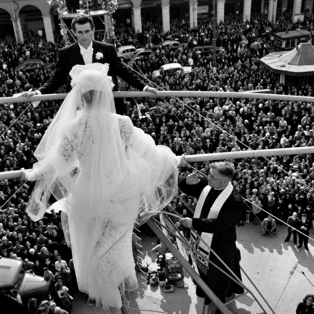 80.Le mariage des funambules place du Capitole Toulouse 1954. Foto Jean Dieuzaide