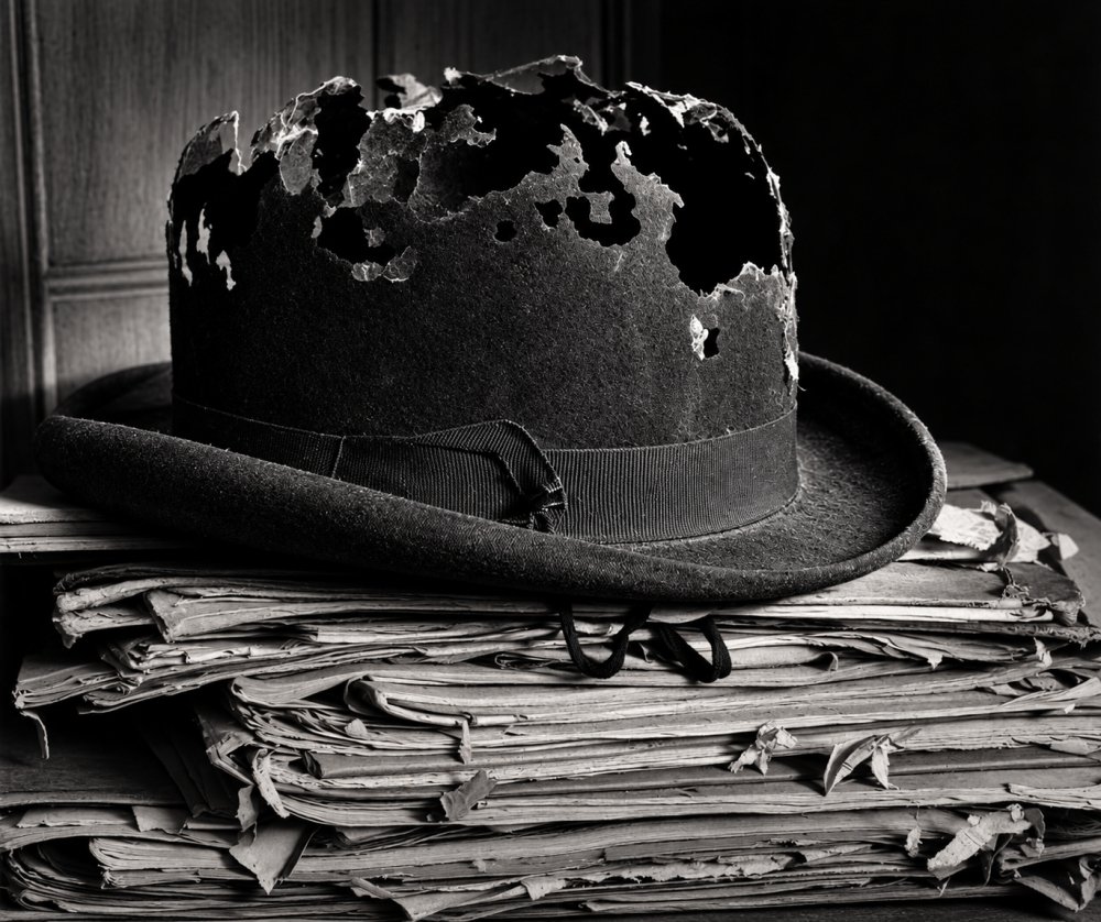 83.Still lifes Le chapeau melon bombetta logora