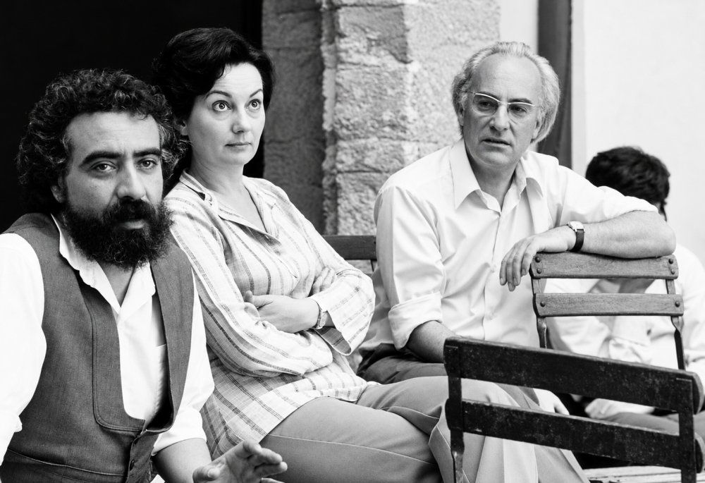 84.I fotografi francesi da sinistra Georges Tourdjman Helene Theret e Jean Dieuzaide al festival della fotografia di Arles anni Settanta